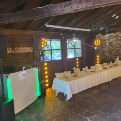 Hochzeits DJ mit Spiegelkugel auf der Adenbachh&uuml;tte